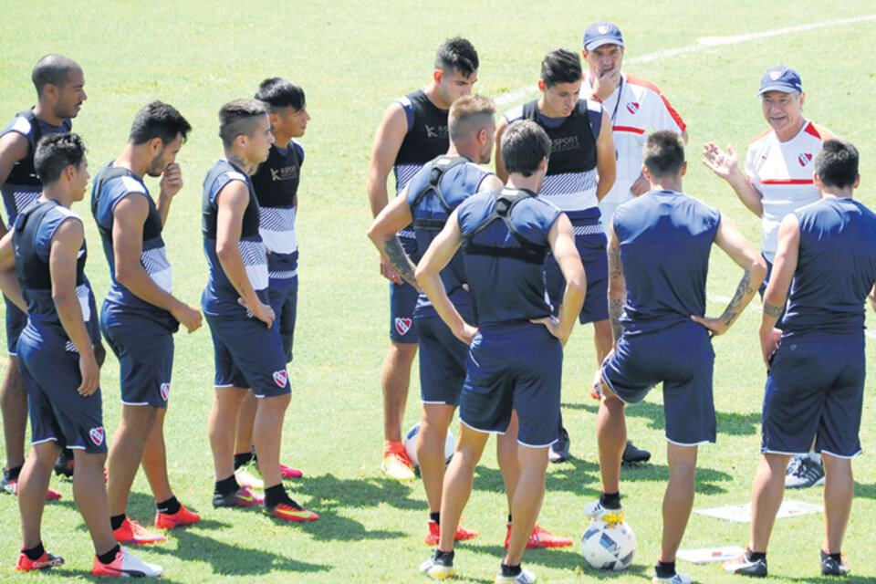 Ariel Holan en una charla grupal con los jugadores de Independiente, de cara al debut en la Copa Sudamericana. (Fuente: Fotobaires)