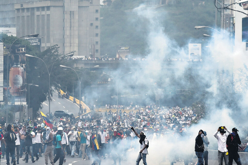 Los choques callejeros que el miércoles protagonizaron opositores y oficialistas dejaron como corolario tres muertos. (Fuente: AFP)