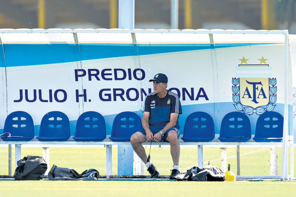 Bauza en la soledad del predio de Ezeiza donde se entrena la Selección. (Fuente: AFP)