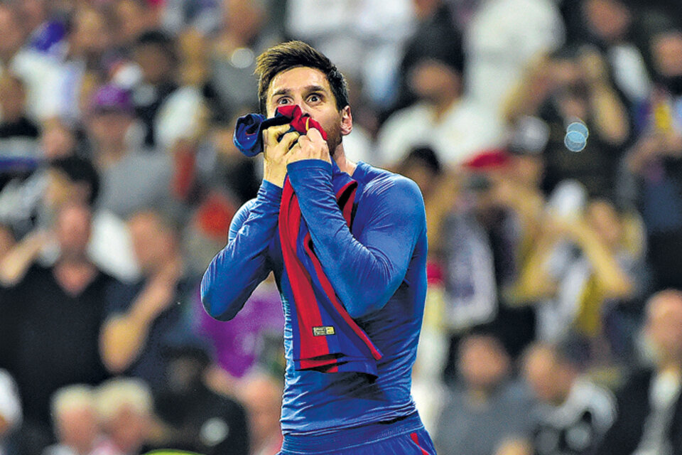 Lionel Messi les ofrenda su camiseta a los pocos hinchas del Barcelona presentes en el Santiago Bernabéu. (Fuente: AFP)