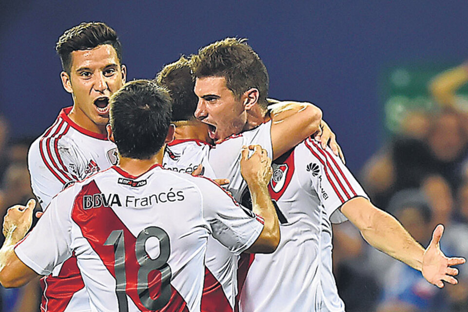 Driussi, Mayada y Mora abrazan al goleador Alario, autor del segundo tanto de River en Ecuador. (Fuente: AFP)