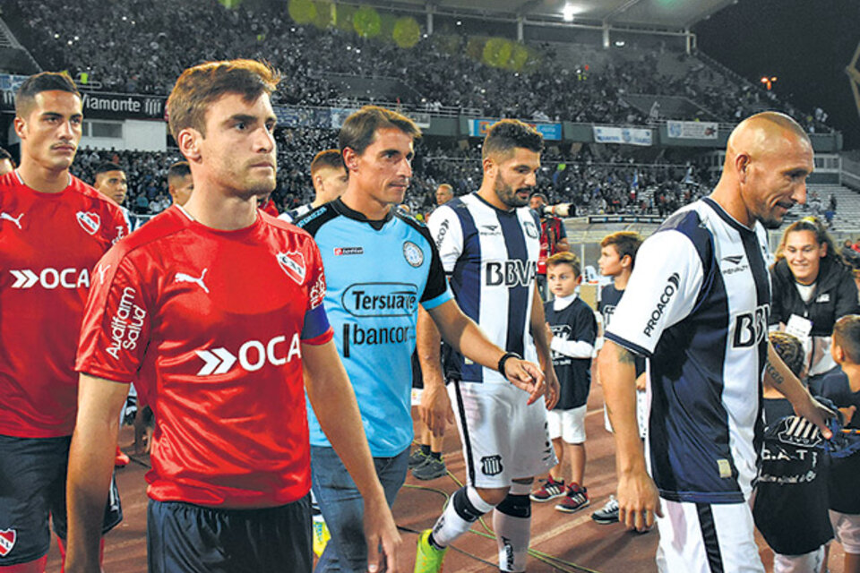 Independiente, Belgrano y Talleres salen juntos a la cancha.