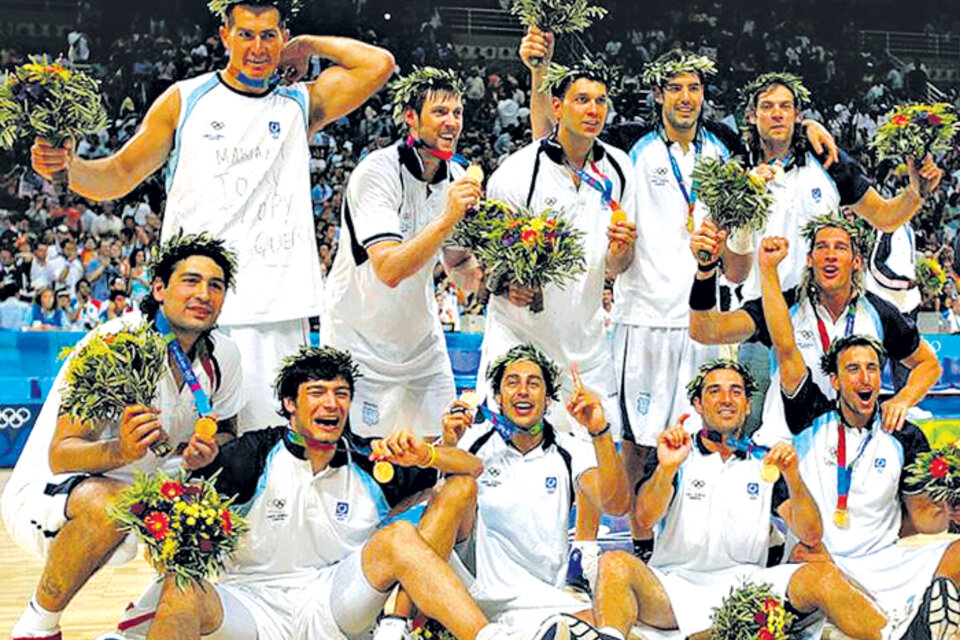 La foto icónica del básquet argentino, con Nocioni entre los ganadores de la medalla de oro en Atenas 2004.