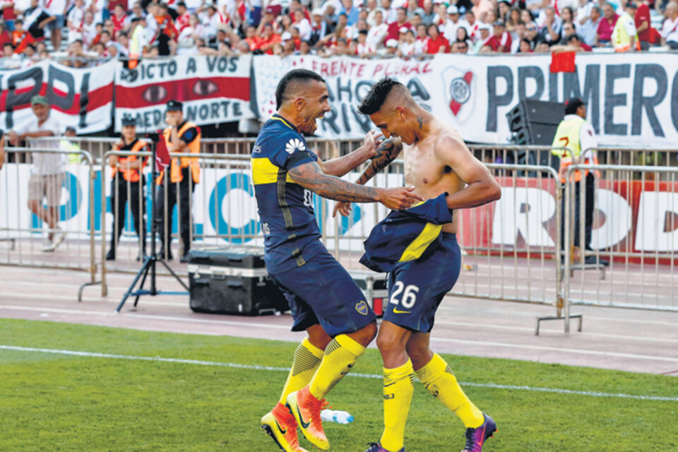 Tevez y Centurión, de festejo en el Monumental. Boca ganó 4-2. (Fuente: Fotobaires)