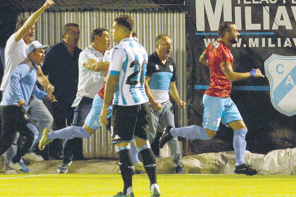 El delantero Guevgeozian festeja y Pablo Alvarez sufre.