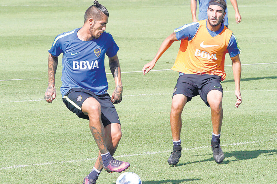 En el entrenamiento de ayer, Sebastián Pérez volvió a moverse en el lugar de Fernando Gago.