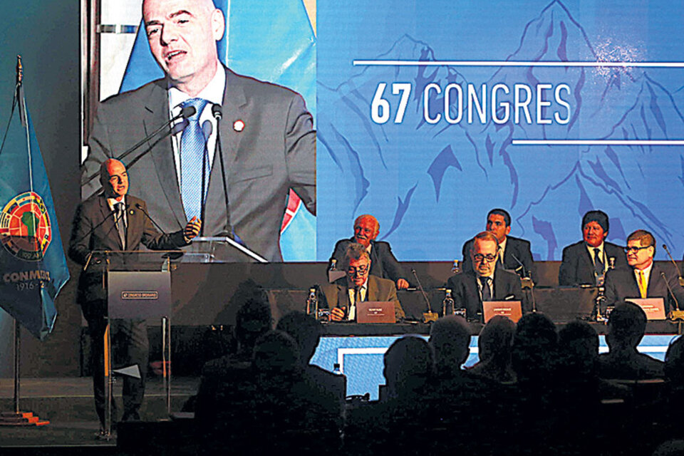 El presidente de la FIFA, Gianni Infantino, hablando durante el Congreso de la Conmebol en Chile.