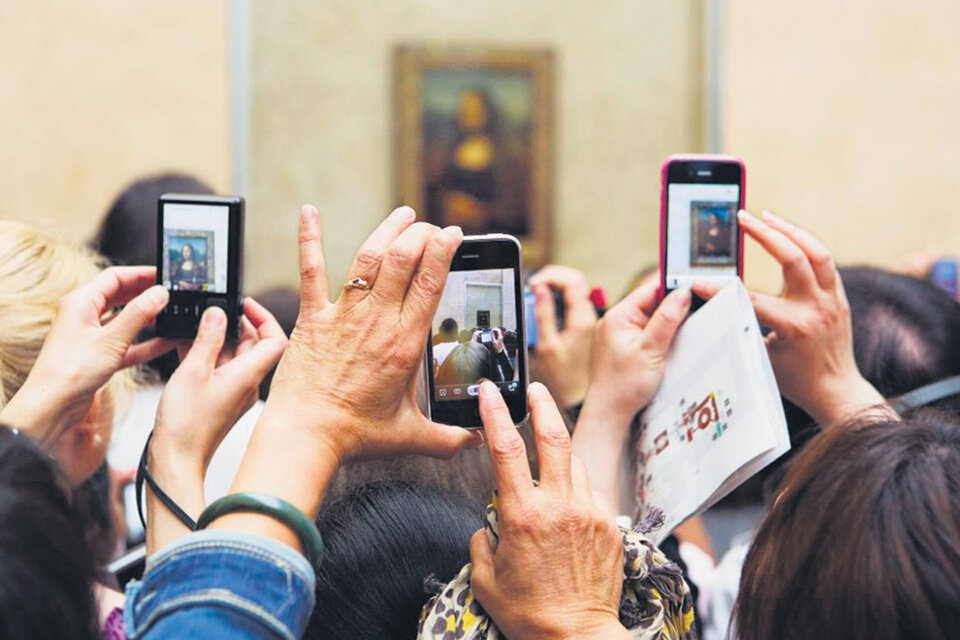 En 2012 el británico Martin Parr fotografió a turistas capturando a la Gioconda con sus smartphones en el Museo del Louvre.
