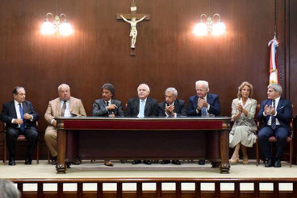 Erbetta junto a integrantes de la Corte provincial y el gobernador Lifschitz. (Fuente: Sebastián Granata)