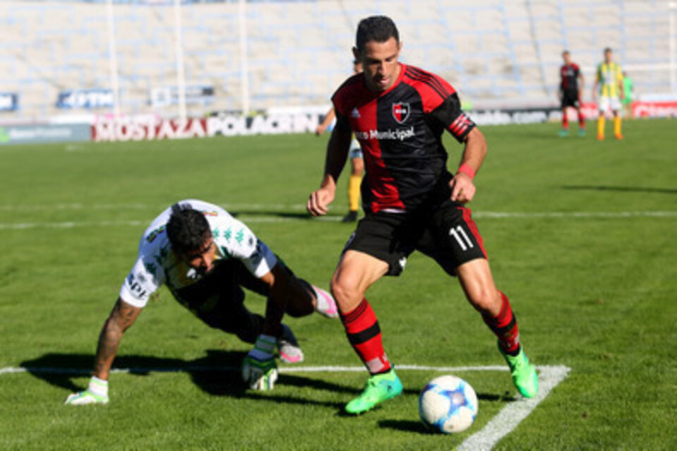 Maxi Rodríguez apareció con todo su potencial y jerarquía para abultar el marcador. (Fuente: Télam)