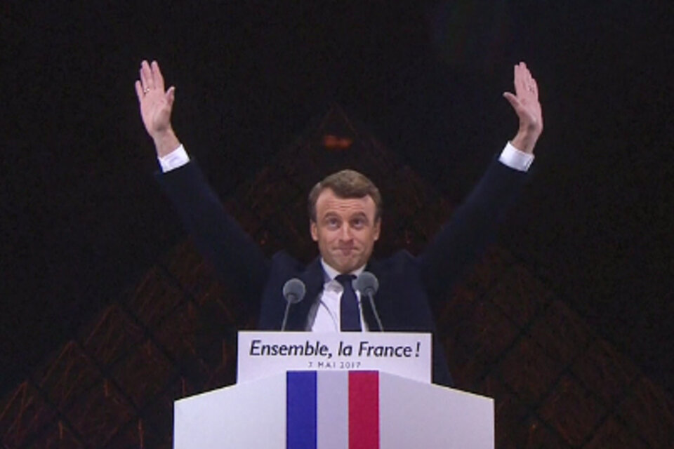 Macron celebró frente al Museo del Louvre en París con miles de sus seguidores. (Fuente: AFP)
