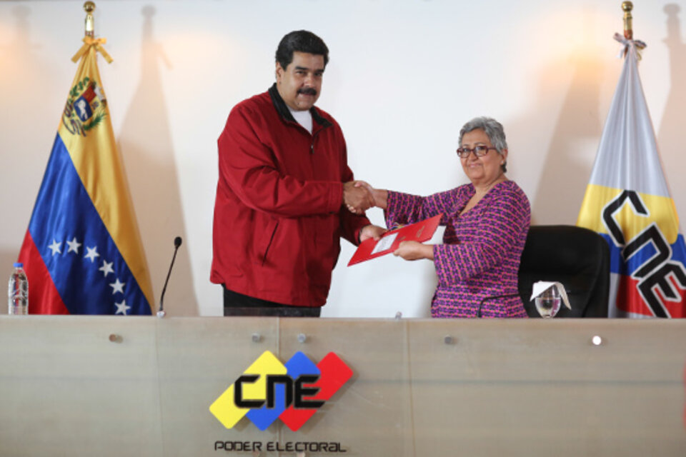 El presidente Nicolás Maduro le entregó la convocatoria a la Constituyente a la titular del Consejo Nacional Electoral, Tibisay Lucena. (Fuente: AFP)