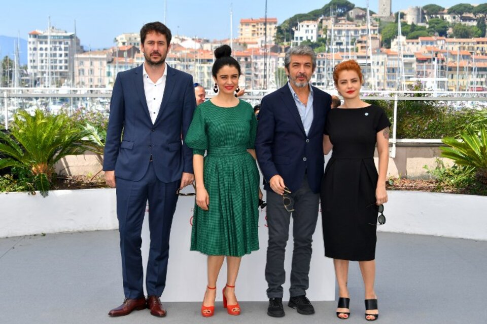 Santiago Mitre, Erica Rivas, Ricardo Darín y Dolores Fonzi, en la sesión de fotos del Festival de Cannes. (Fuente: AFP)