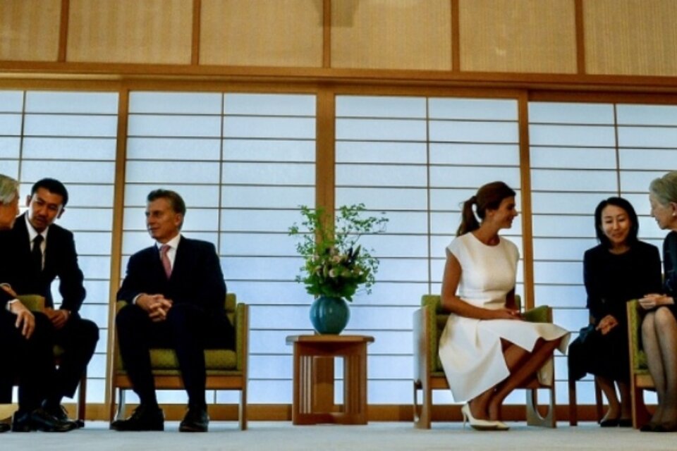 Macri y su esposa, intérpretes mediante, junto a los emperadores de Japón. (Fuente: Télam)