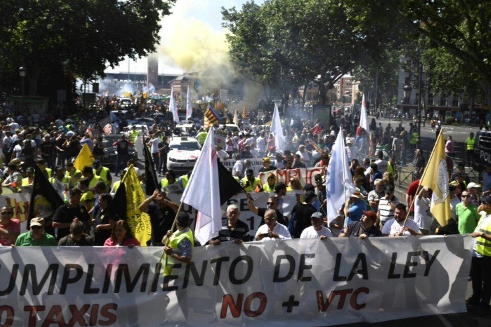 Los taxistas tomaron las calles de Madrid contra Uber y Cabify. (Fuente: AFP)