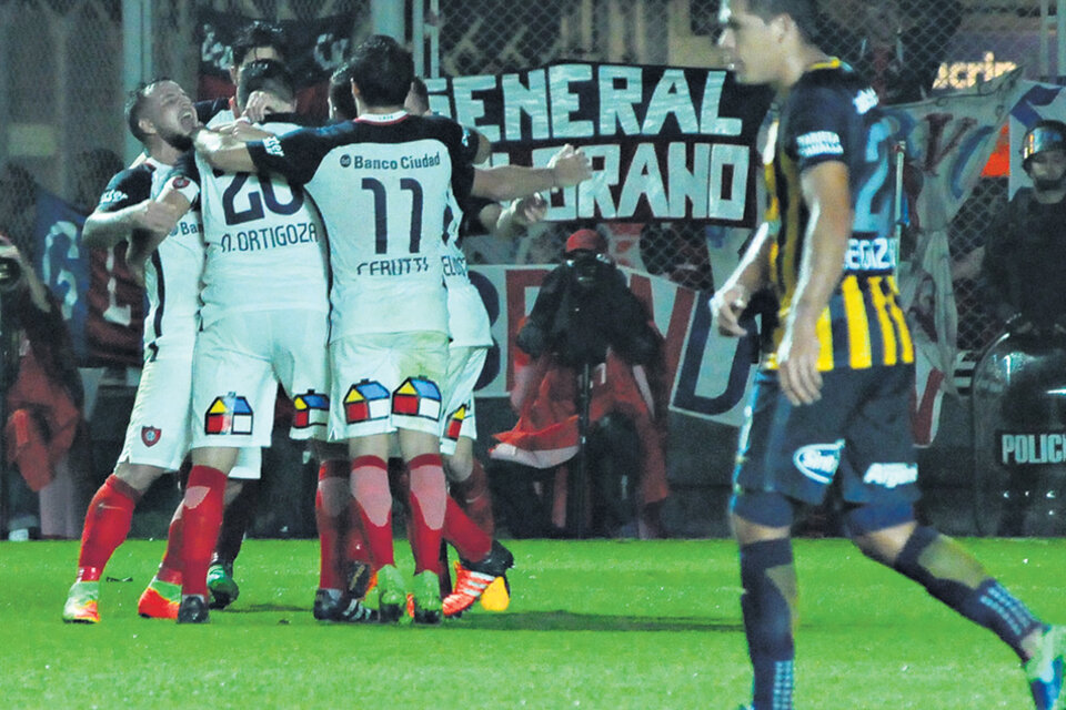 Los jugadores de San Lorenzo abrazan a Néstor Ortigoza, quien acaba de convertir el primer gol a través de un penal. (Fuente: Julio Martín Mancini)