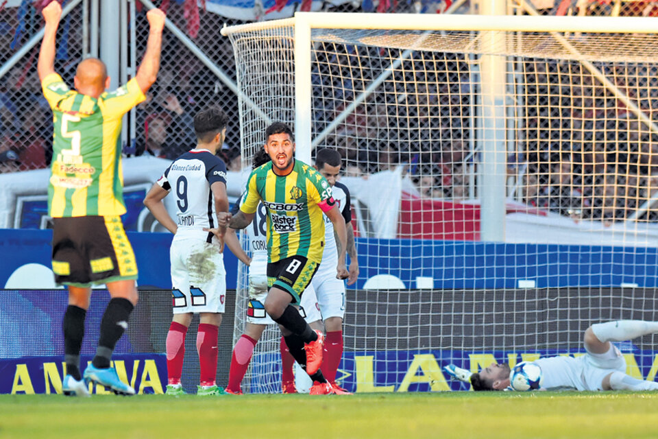 Alegre festeja el 1-0, que le dio la victoria al Tiburón en cancha de San Lorenzo. (Fuente: DyN)