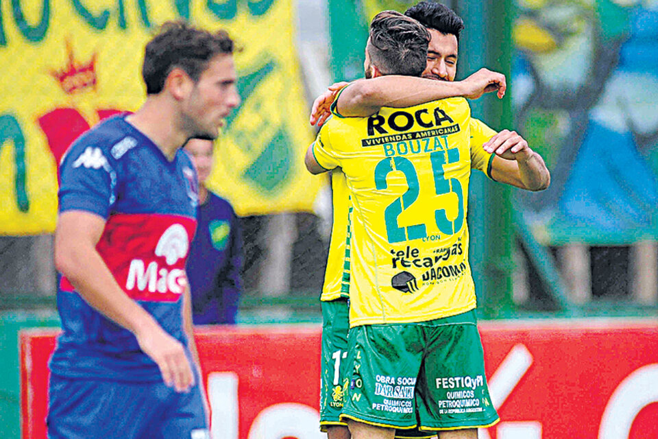 Bouzat y Ríos festejan el gol de la victoria del Halcón. (Fuente: Fotobaires)