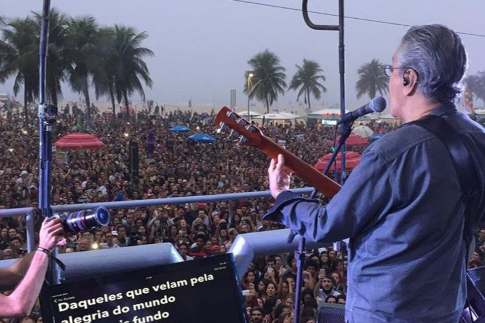 Caetano Veloso fue la atracción principal en el concierto de protesta. (Fuente: Diretas Já!)