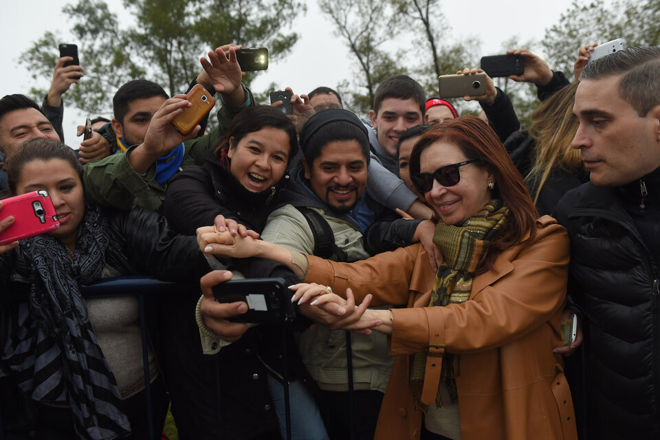 CFK arribó esta mañana a Buenos Aires tras su viaje a Europa y fue recibida por la militancia.