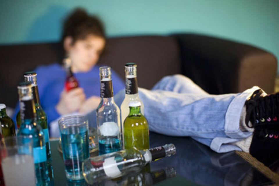 La asociación, juego y alcohol, puede constatarse en las previas de los adolescentes.