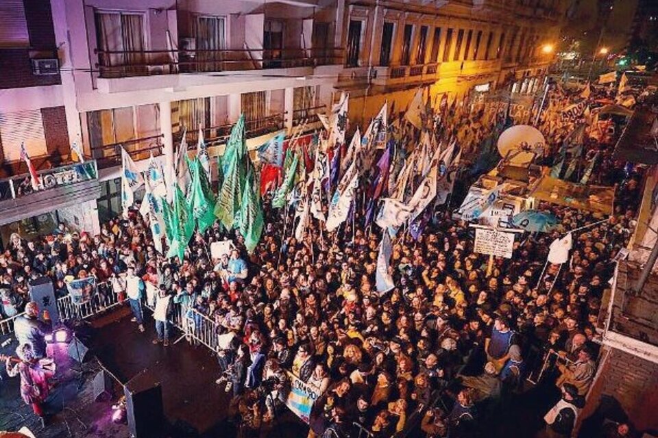Grupos kirchneristas sobre la calle Rodríguez Peña, esperando por CFK. (Fuente: Twitter)