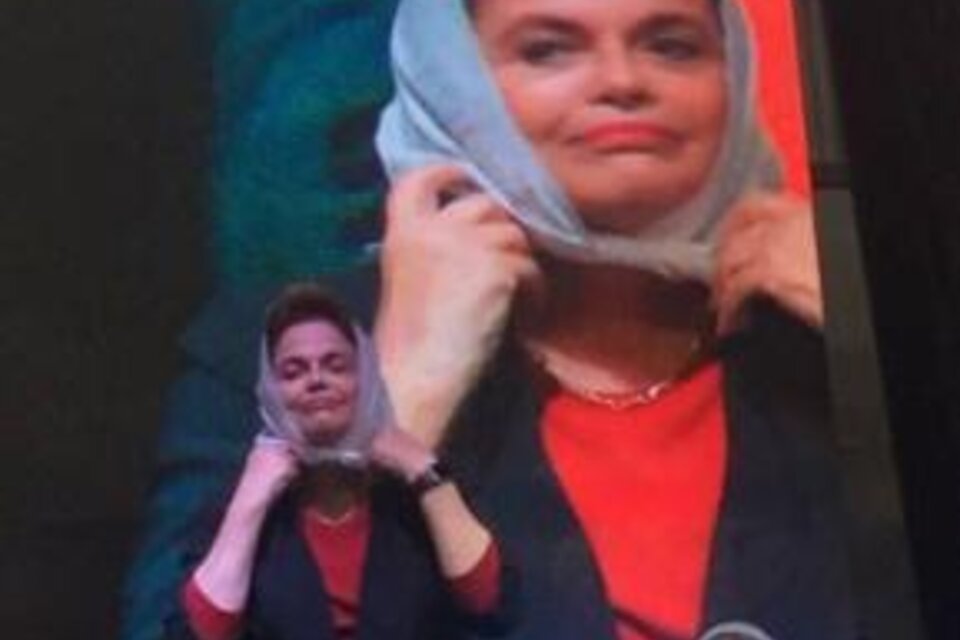 Dilma Rousseff y Hebe de Bonafini, quien le entregó el pañuelo de las Madres de Plaza de Mayo (Fuente: Twitter @CrisAlvarezRod)