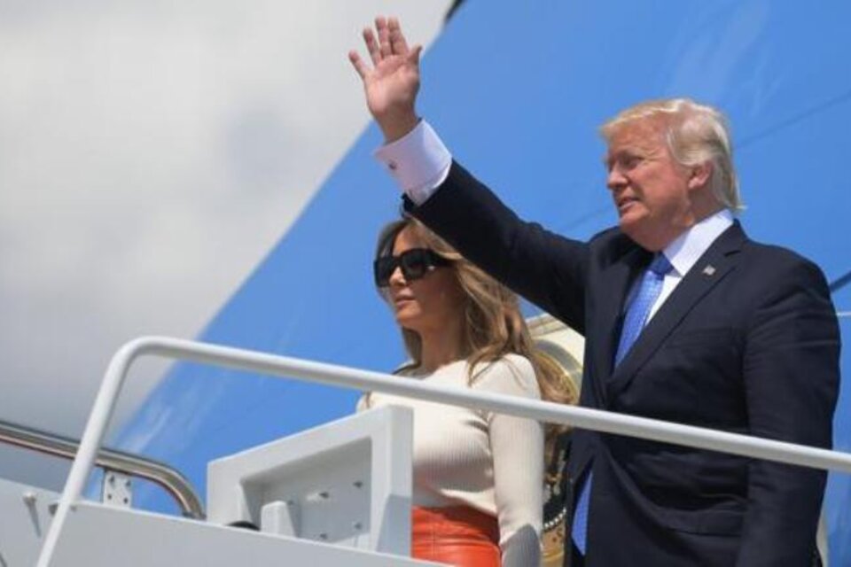 Trump y su esposa Melania, al abordar hoy el Air Force One. (Fuente: AFP)