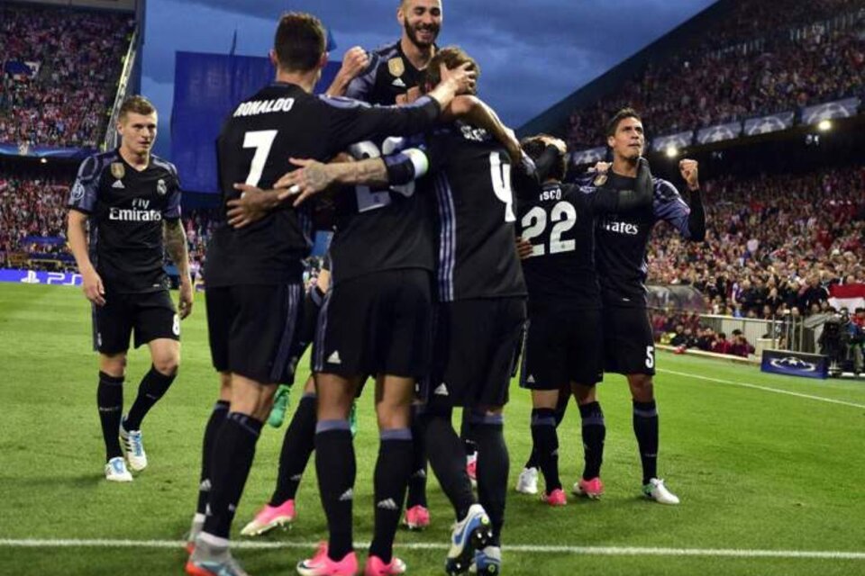 Los jugadores del Madrid festejan: están a un triunfo de seguir siendo los mejores de Europa. (Fuente: AFP)