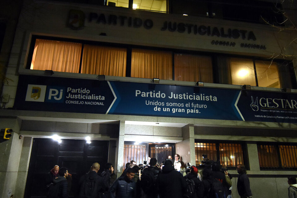 La sede del PJ nacional, en Matheu al 100, fue el lugar de encuentro del peronismo bonaerense. (Fuente: DyN)