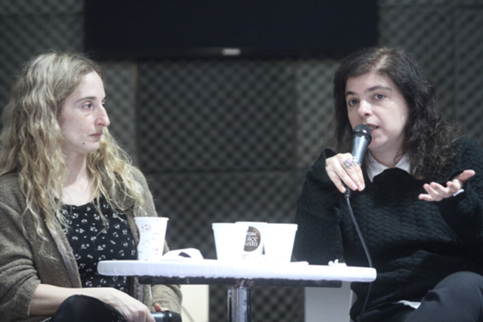 Silvina Friera y Mariana Enriquez en la charla en el stand del Grupo Octubre. (Fuente: Leandro Teysseire)