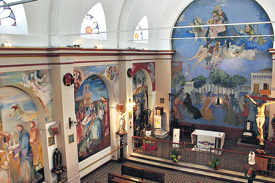 Una vista del interior de la capilla Santa Ana y los frescos de Soldi.