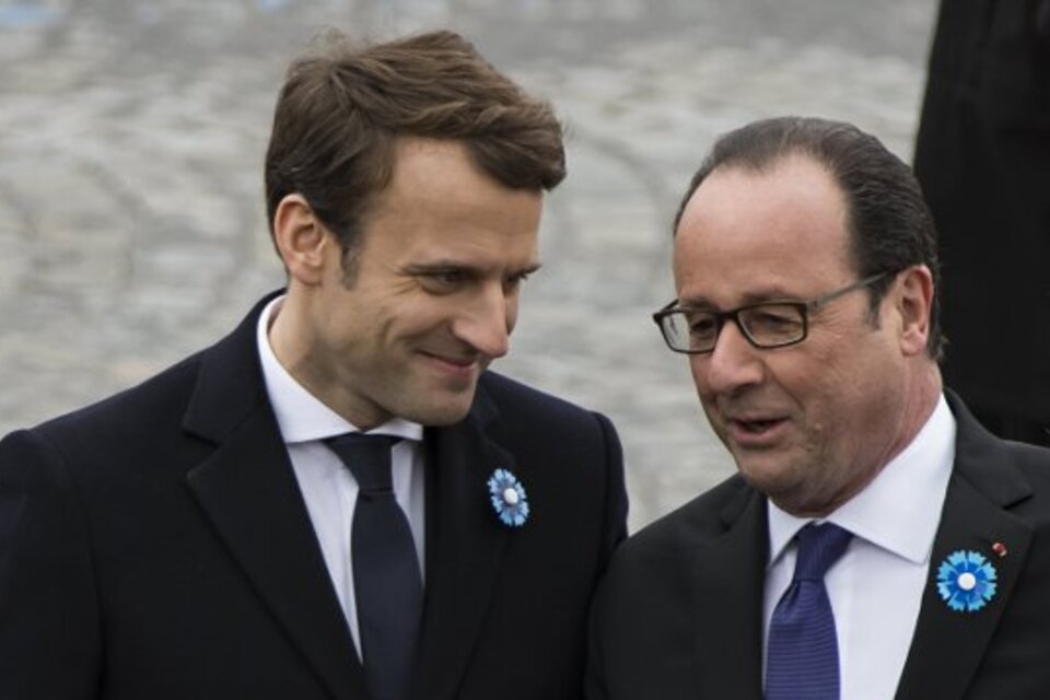 Macron y Hollande compartieron una ceremonia de recuerdo del final de la Segunda Guerra Mundial en el Arco del Triunfo de París. (Fuente: EFE)