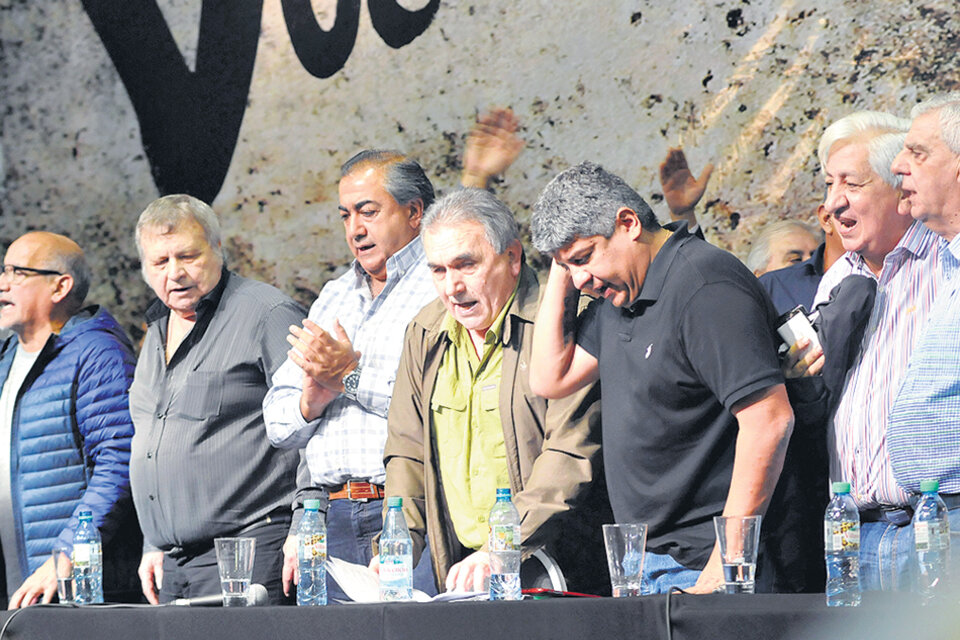 El discurso de Juan Carlos Schmid estuvo dirigido a los delegados y dirigentes que colmaron el estadio. (Fuente: Rafael Yohai)