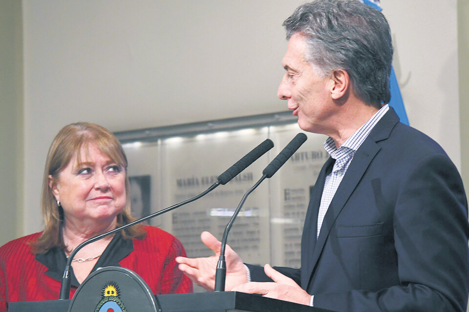 “Nuestra canciller nos abandona”, anunció Mauricio Macri en la Casa Rosada junto a Susana Malcorra. (Fuente: Télam)