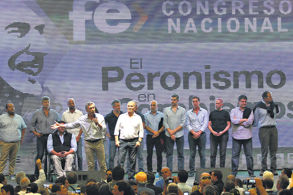 El Presidente y su gabinete detrás del cartel de “El Peronismo en Cambiemos” en el acto del club Ferro. (Fuente: Leandro Teysseire)