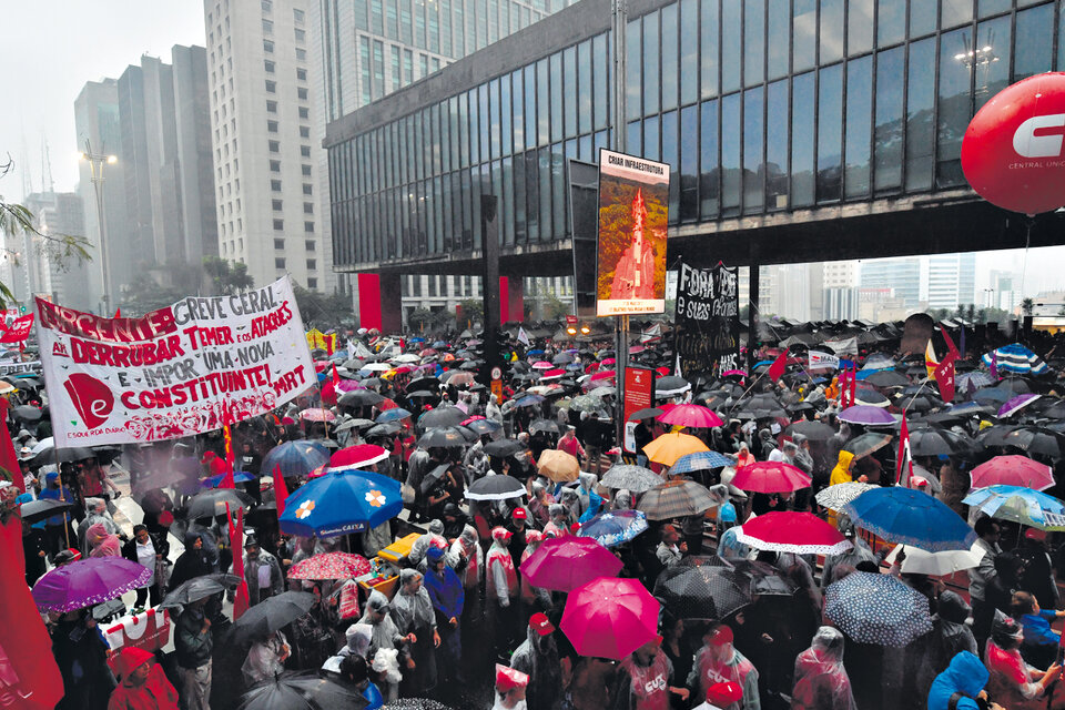 Sindicalistas, trabajadores sin techo y partidos de izquierda se concentraron en San Pablo. (Fuente: AFP)