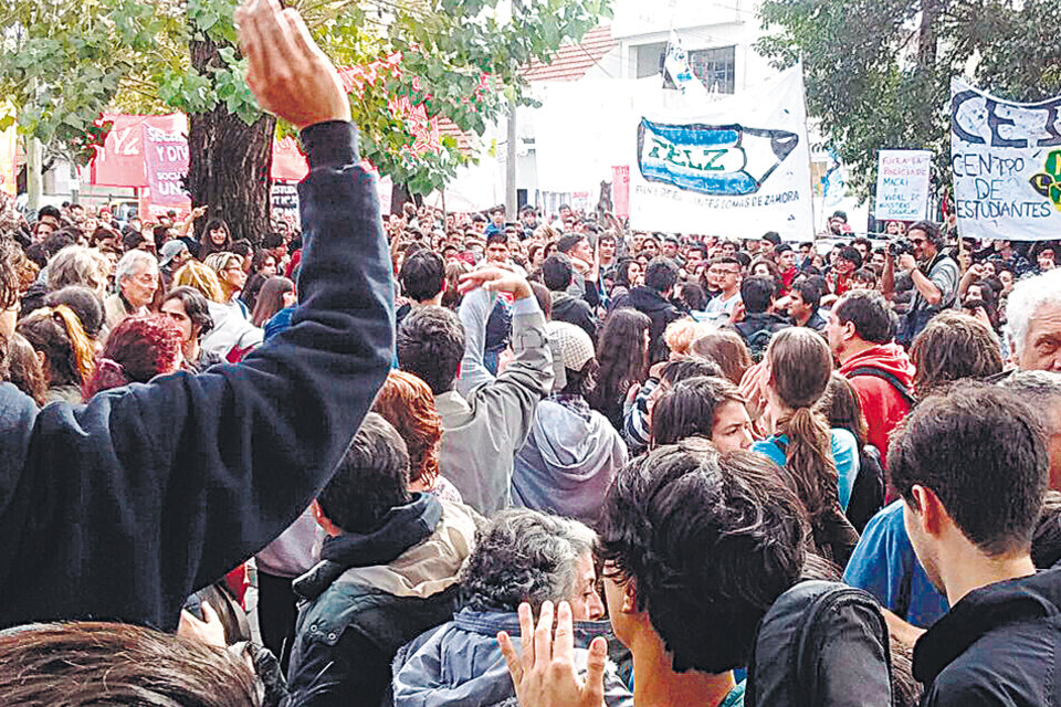 Los estudiantes, acompañados por toda la comunidad educativa, marcharon a la Fiscalía de Lomas de Zamora para reclamar por el operativo policial.