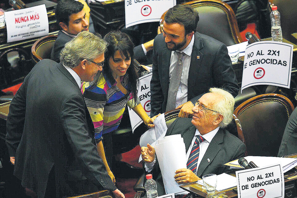 Los diputados Carlotto, Grosso, Recalde y Donda, en la sesión de ayer en la que se repudió la decisión de la Corte Suprema. (Fuente: Télam)
