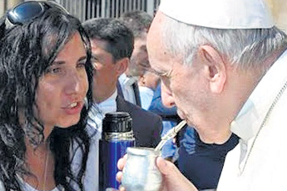 El mate del olvido. El papa Bergoglio con la operadora eclesiástica en Télam, Silvina Oranges.