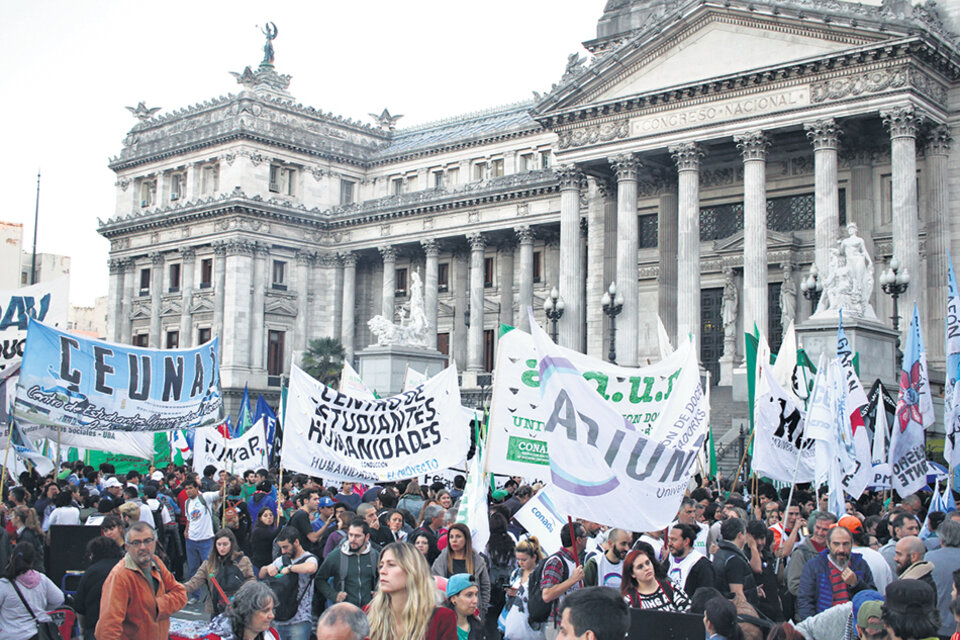 La marcha universitaria salió del Congreso y llegó hasta el Ministerio de Educación. Luego, un sector llevó su rechazo a la Plaza de Mayo. (Fuente: Leandro Teysseire)