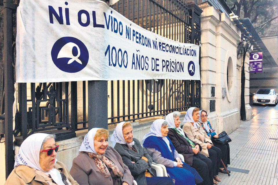 Las Madres de Plaza de Mayo se manifestaron ayer frente a la sede de la Conferencia Episcopal.