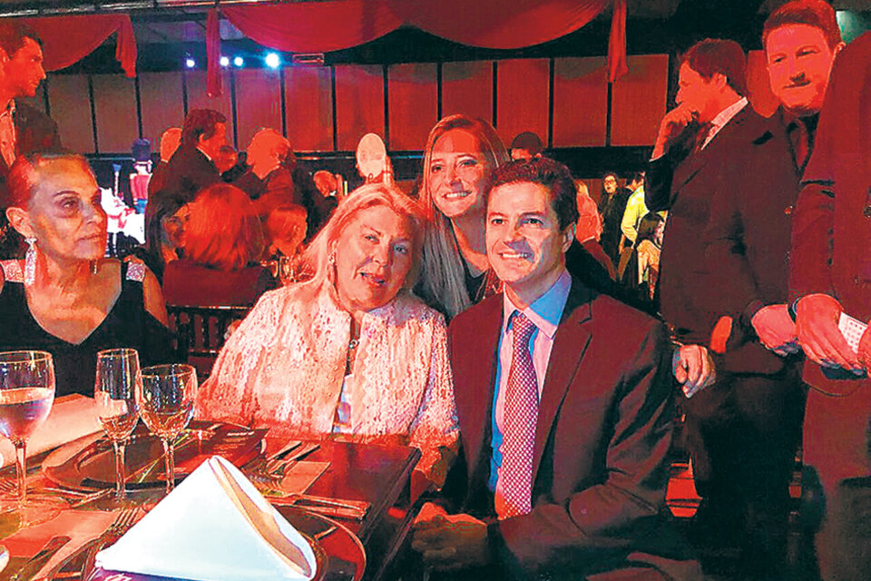 Elisa Carrió en Rosario junto a Luciano Laspina y Lucila Lehmann.