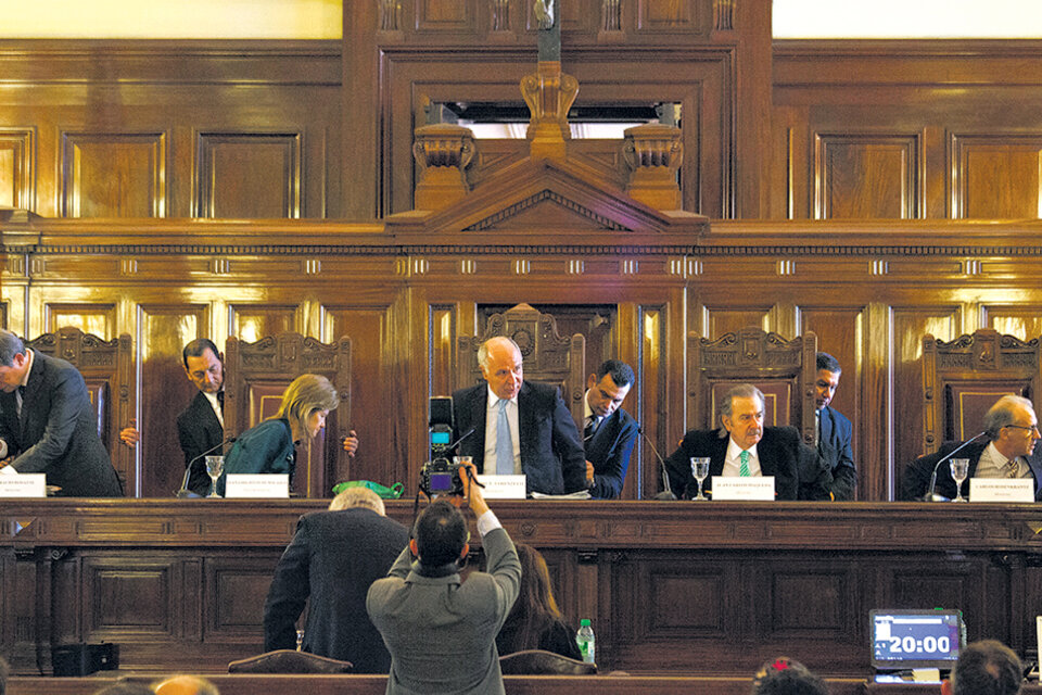 Jueces de la Corte incómodos en sus sillones. Los que formaron la mayoría no imaginaron las consecuencias políticas y sociales de lo que firmaron. (Fuente: Joaquín Salguero)