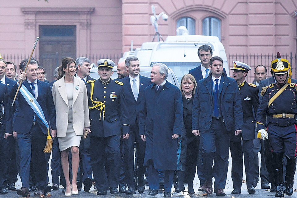 El Presidente y su equipo caminaron por una Plaza de Mayo vacía y vallada para ir a la Casa Rosada.