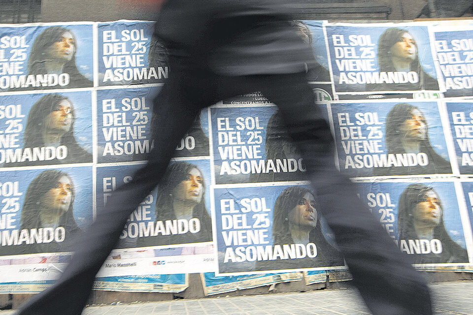 Los afiches que ayer aparecieron en la ciudad de Buenos Aires anticipando una posible candidatura. (Fuente: DyN)