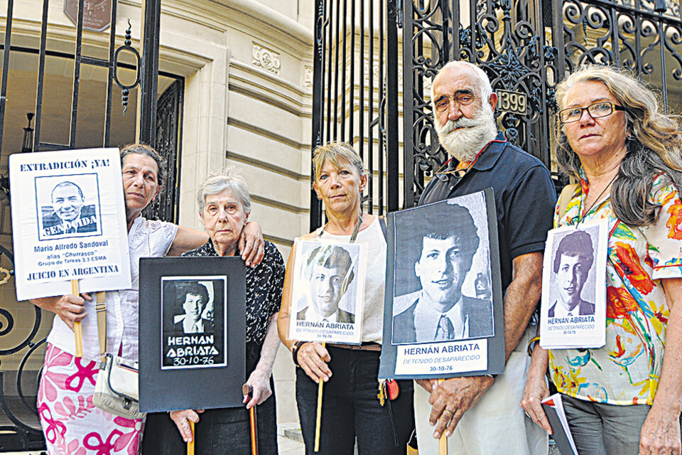Familiares de Hernán Abriata, en un reclamo realizado en 2016 ante la Embajada de Francia. (Fuente: Sandra Cartasso)