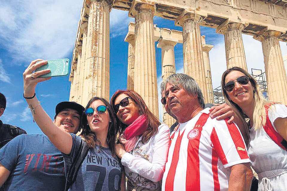 Antes de dejar Grecia, Cristina Kirchner recorrió la Acrópolis y se sacó fotos con argentinos.