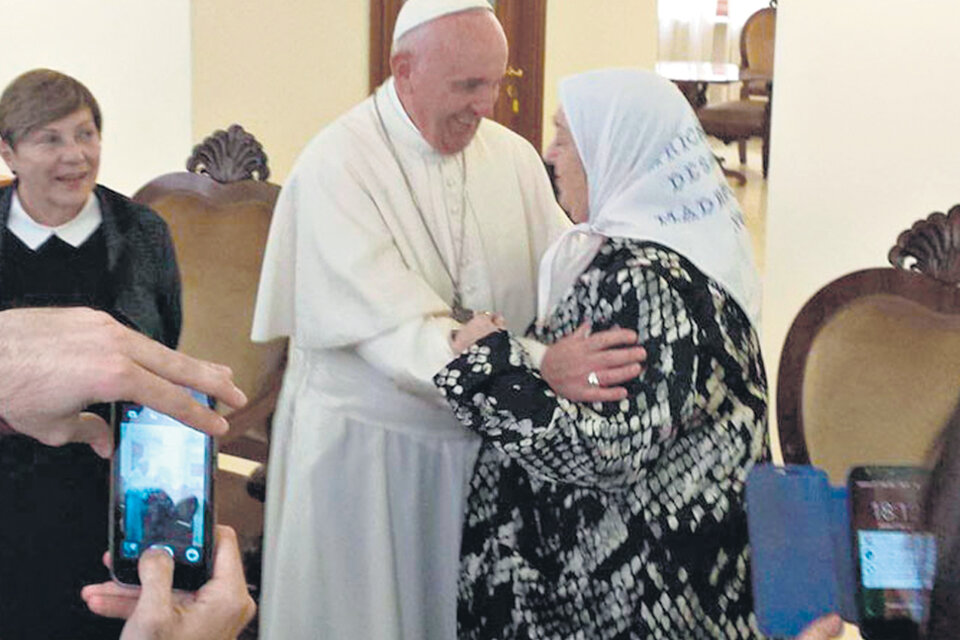 Francisco y Bonafini, en mayo de 2016, durante una encuentro que mantuvieron en el Vaticano.