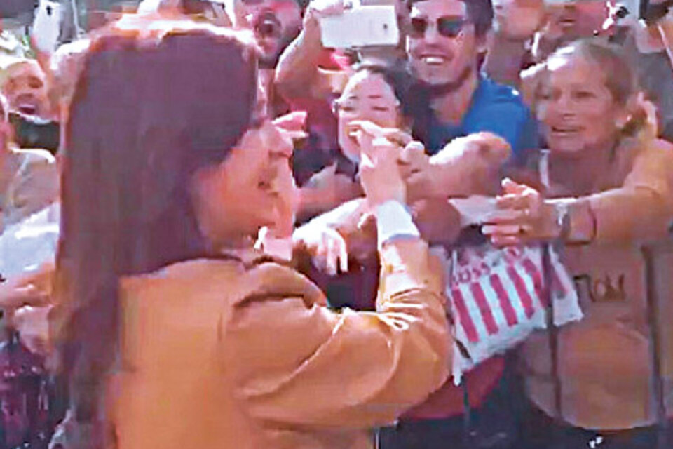 CFK saludó a la gente que fue a despedirla ayer al aeropuerto.
